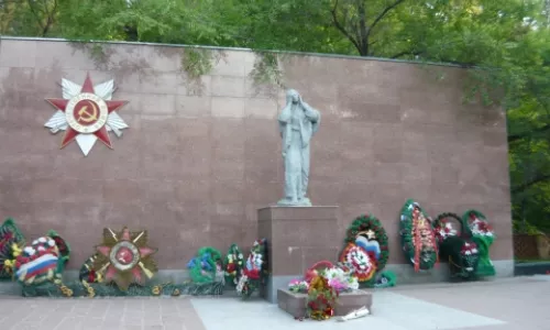 Памятник Скорбящая мать